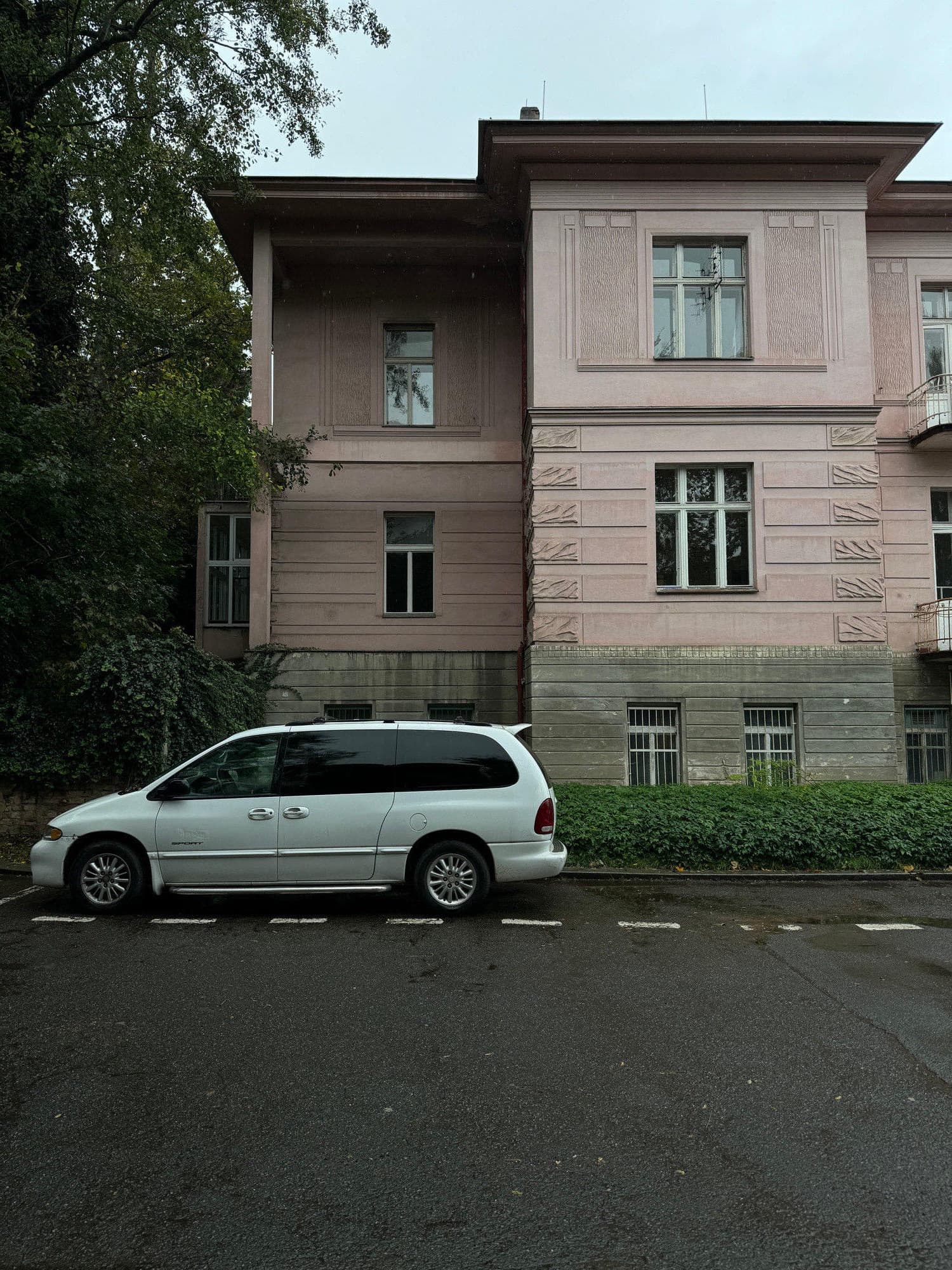 Historická vila Tusculum v Bubenči mezi stromy