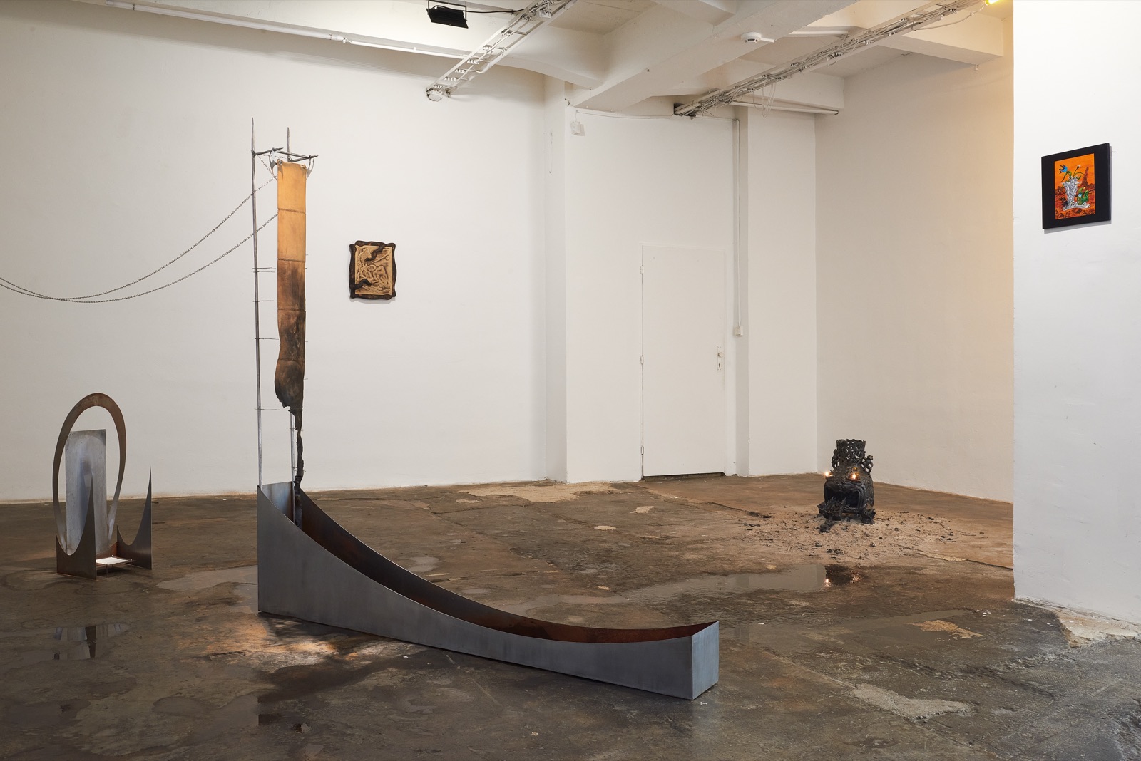 Pohled do instalace výstavy Eternal Maze v Jedna Dva Tři Gallery (2023)